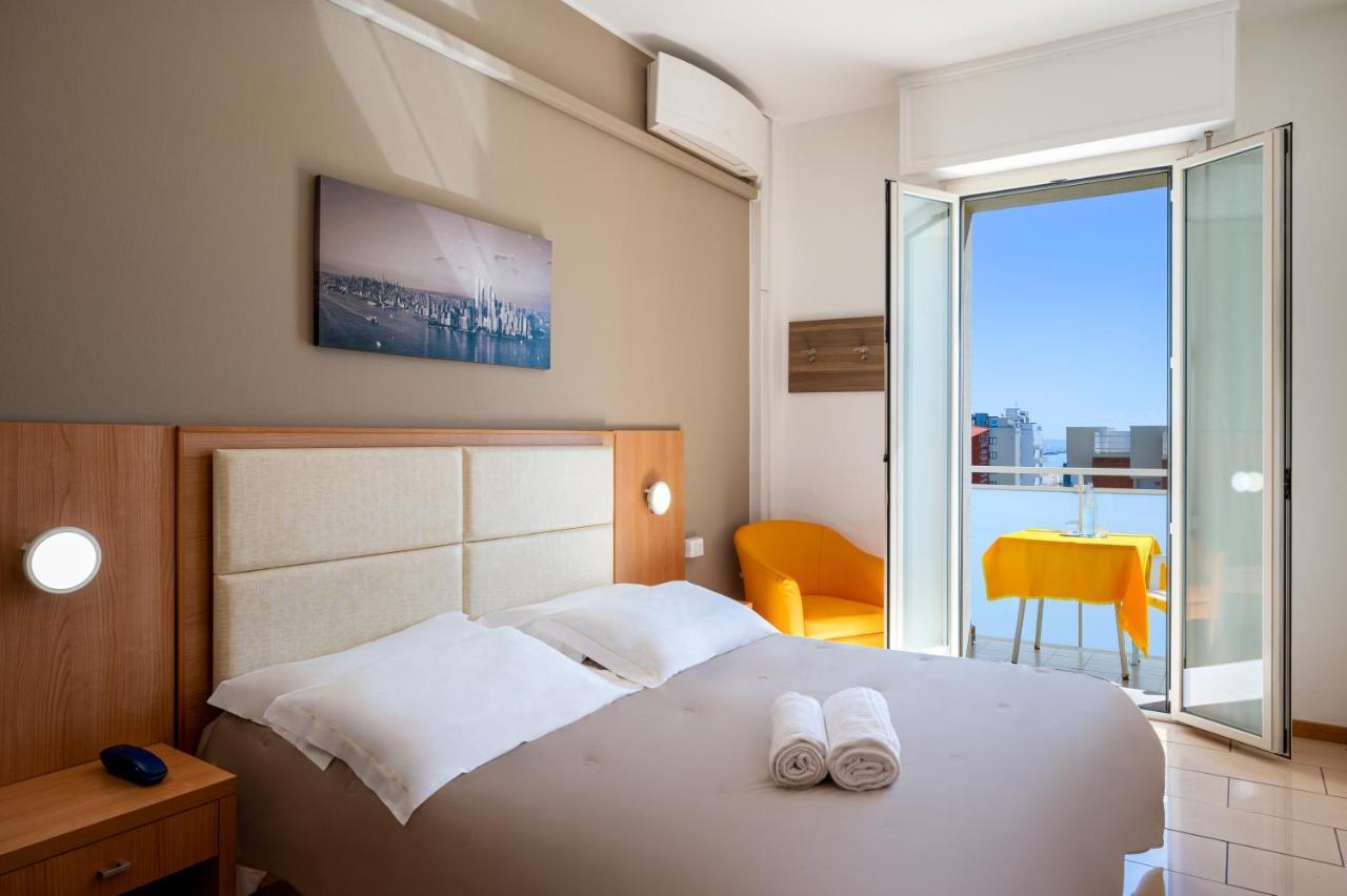 Amadei Hotel Figaro & Apartments Пезаро Экстерьер фото