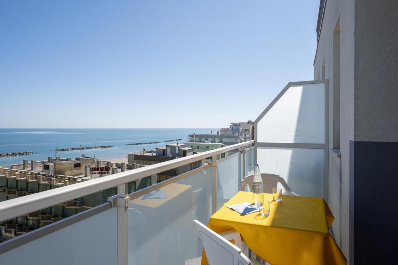 Amadei Hotel Figaro & Apartments Пезаро Экстерьер фото