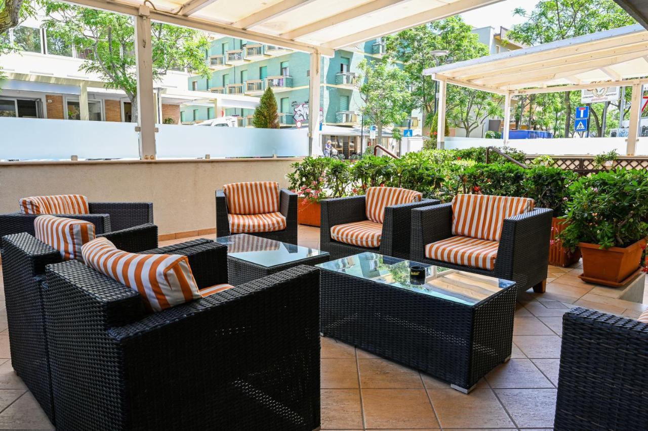Amadei Hotel Figaro & Apartments Пезаро Экстерьер фото